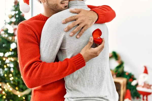 Dos Hombres Hispanos Sorprenden Con Anillo Compromiso Junto Árbol Navidad — Foto de Stock