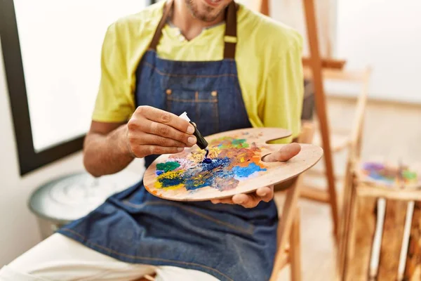 Artist Man Mixing Colors Palette Art Studio — Stock Photo, Image