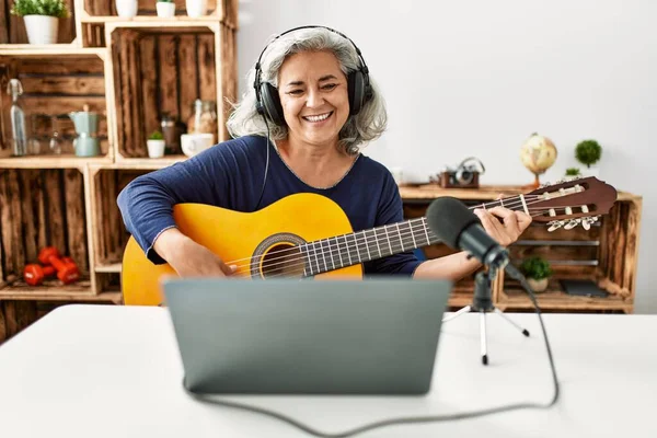 Mujer Pelo Gris Mediana Edad Tocando Guitarra Trabajando Estudio Radio —  Fotos de Stock