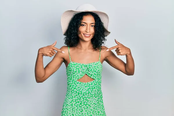 Menina Latina Usando Chapéu Verão Olhando Confiante Com Sorriso Rosto — Fotografia de Stock