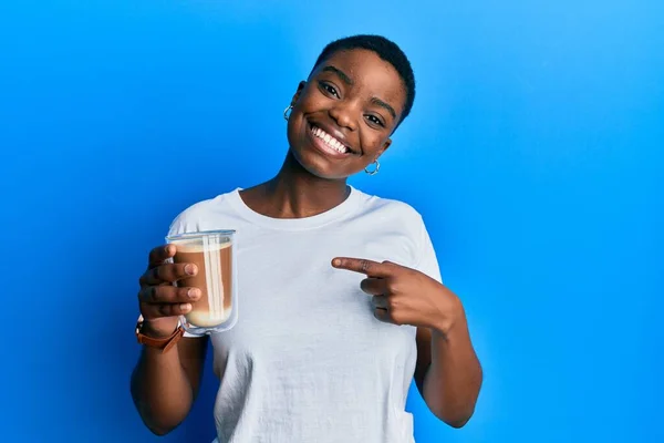 Genç Afrikalı Amerikalı Kadın Elinde Kahveyle Mutlu Mesut Elini Parmağını — Stok fotoğraf