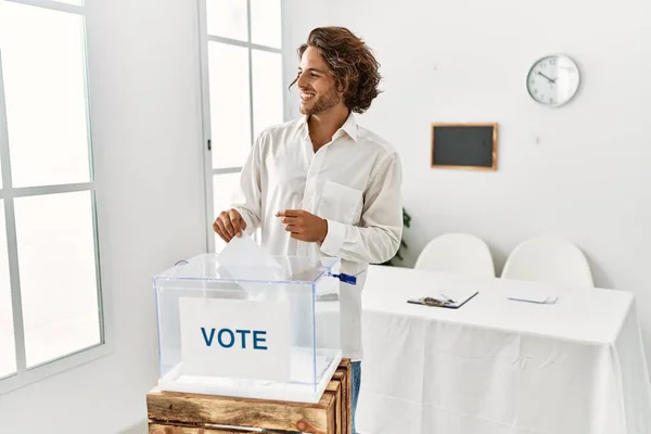 Junger Hispanischer Mann Bei Der Stimmabgabe Der Sich Eine Wahlurne — Stockfoto