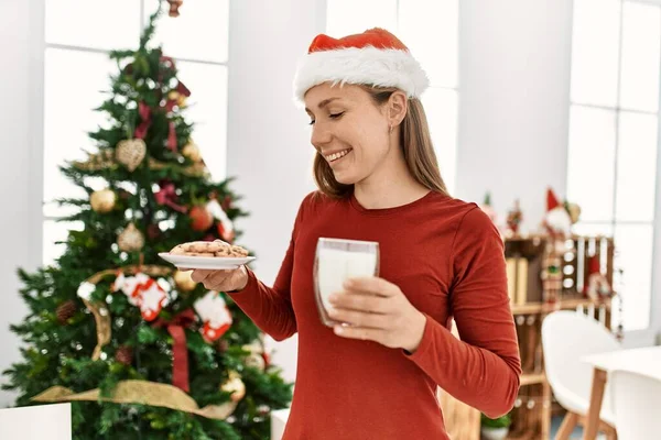 Junge Kaukasierin Mit Milch Und Plätzchen Heimischen Weihnachtsbaum — Stockfoto