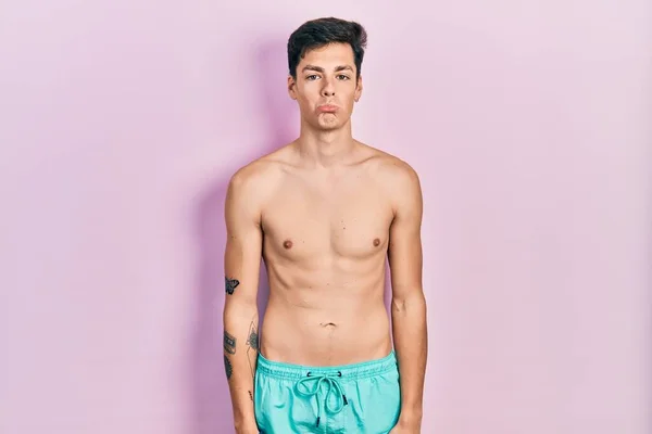 Joven Hispano Vestido Con Traje Baño Sin Camisa Deprimido Preocupado —  Fotos de Stock