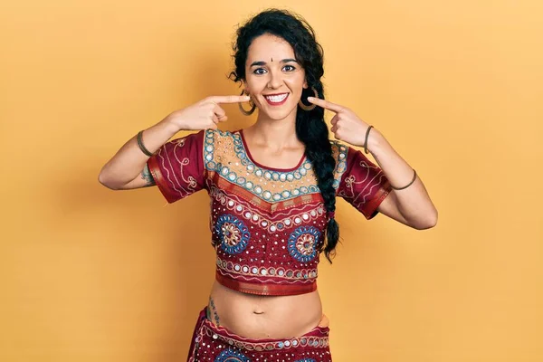 Mladá Žena Oblečená Bindského Bollywoodského Oblečení Vesele Usmívala Ukazovala Prsty — Stock fotografie