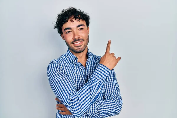 Joven Hombre Hispano Vistiendo Ropa Casual Alegre Con Una Sonrisa —  Fotos de Stock