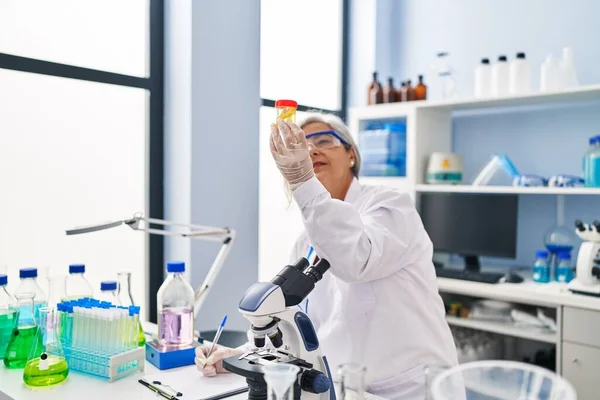 과학자 유니폼을 연구실에서 시험관을 — 스톡 사진