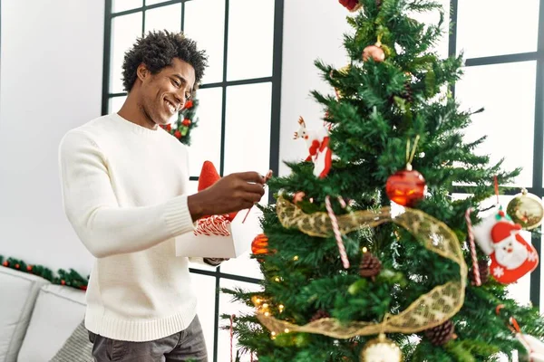 Joven Afroamericano Hombre Sonriendo Feliz Decorando Árbol Navidad Casa — Foto de Stock