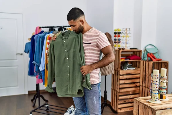 Jonge Arabier Man Winkelen Bij Kledingwinkel — Stockfoto
