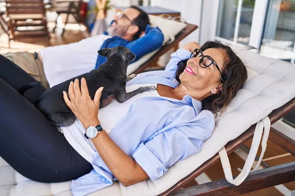 Casal Hispânico Meia Idade Sorrindo Confiante Deitado Rede Com Cão — Fotografia de Stock