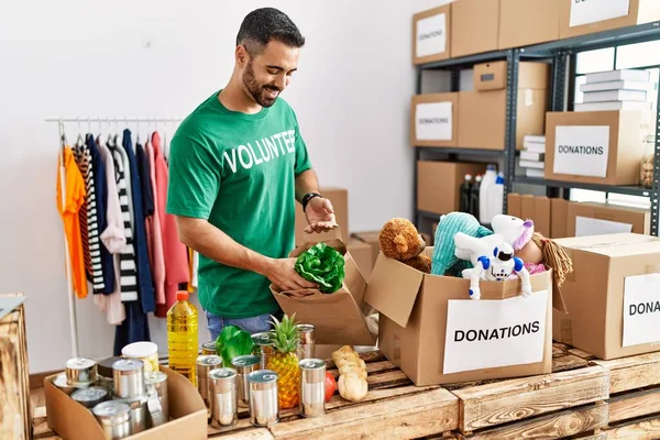Gönüllü olarak hayır kurumunda çalışan İspanyol asıllı genç adam.
