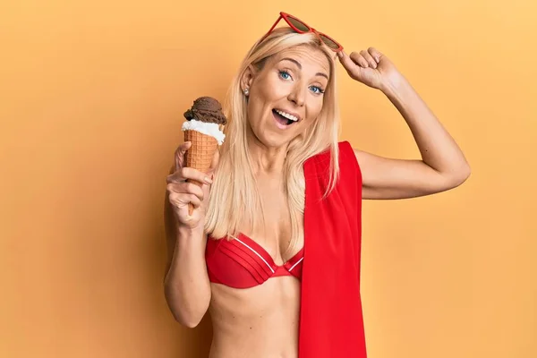 Ung Blond Kvinna Bikini Med Glass Firande Galen Och Förvånad — Stockfoto