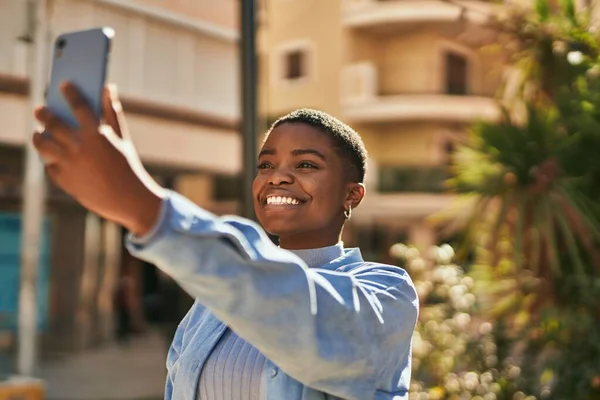 Νεαρή Αφρικάνα Αμερικανίδα Που Χαμογελάει Χαρούμενη Βγάζοντας Σέλφι Από Smartphone — Φωτογραφία Αρχείου