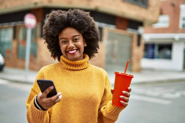 Mladý Africký Americký Dívka Pomocí Smartphone Pití Limonády Městě — Stock fotografie