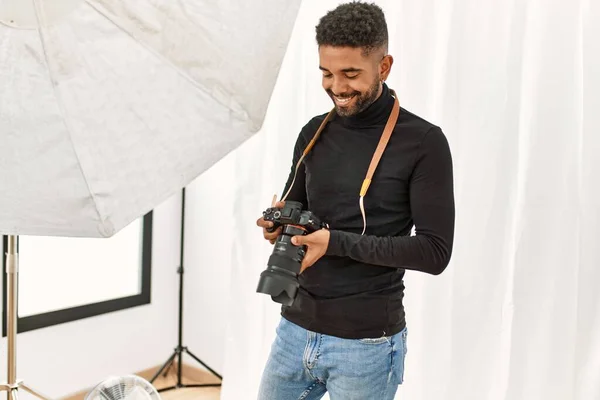 Een Knappe Spaanse Man Die Werkt Als Professioneel Fotograaf Een — Stockfoto