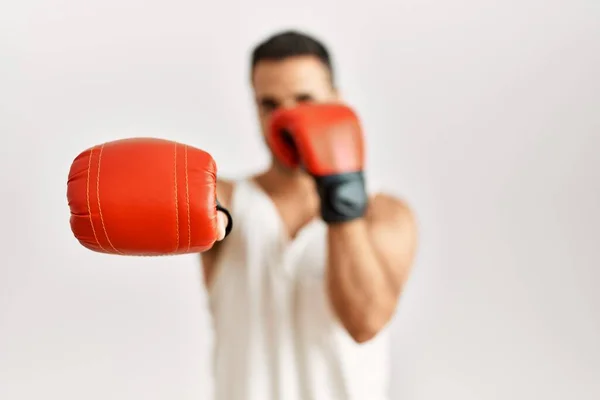 Jovem Hispânico Homem Boxe Loja Roupas — Fotografia de Stock