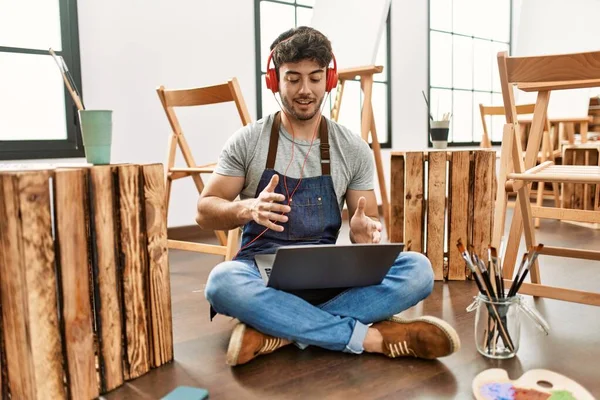 Joven Artista Hispano Con Videollamada Usando Auriculares Laptop Estudio Arte — Foto de Stock