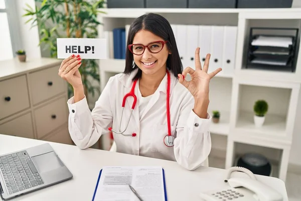 Joven Doctora Hispana Sosteniendo Pancarta Ayuda Haciendo Buen Signo Con — Foto de Stock