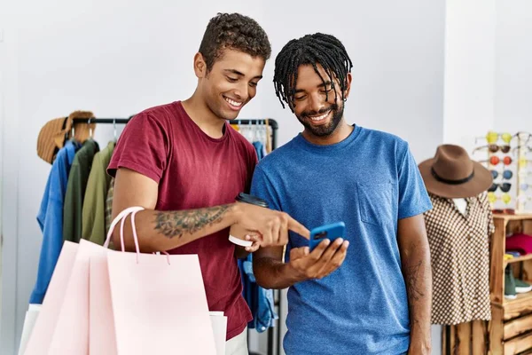 Dva Muži Přátelé Držící Nákupní Tašky Pomocí Smartphone Obchodě Oblečením — Stock fotografie