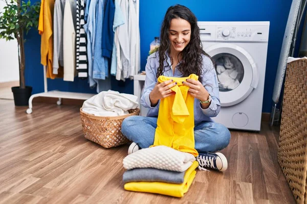 Ung Latinamerikansk Kvinna Fällbara Kläder Väntar Tvättmaskin Tvättstugan — Stockfoto