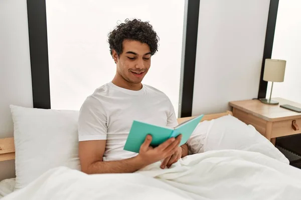 Junger Hispanischer Mann Liest Buch Sitzend Auf Dem Bett Schlafzimmer — Stockfoto