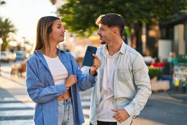 Jong Man Vrouw Paar Glimlachen Vol Vertrouwen Met Behulp Van — Stockfoto