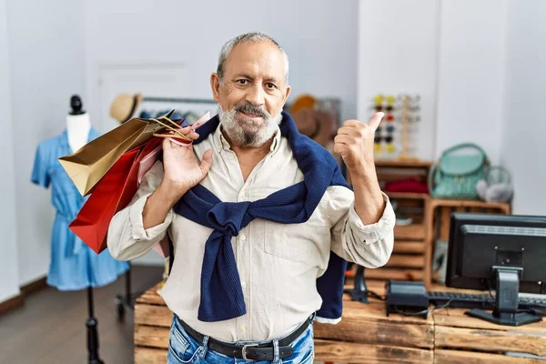 Hübscher Älterer Mann Mit Einkaufstaschen Boutique Shop Lächelt Glücklich Und — Stockfoto
