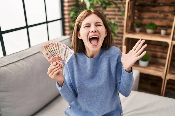 Jovem Morena Segurando Pesos Colombianos Celebrando Vitória Com Sorriso Feliz — Fotografia de Stock