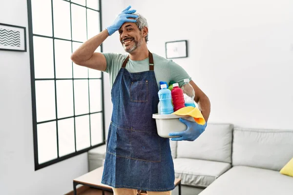 Hombre Hispano Mediana Edad Usando Delantal Más Limpio Sosteniendo Productos — Foto de Stock