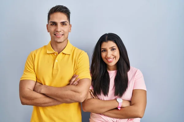 Unga Par Står Över Isolerade Bakgrund Glad Ansikte Leende Med — Stockfoto