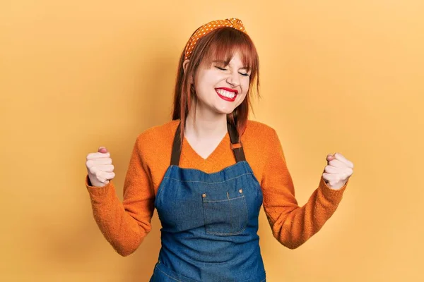 Redhead Ung Kvinna Bär Förkläde Mycket Glad Och Upphetsad Gör — Stockfoto