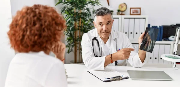 Middelbare Leeftijd Man Vrouw Doktersuniform Met Medisch Consult Zoek Röntgenfoto — Stockfoto
