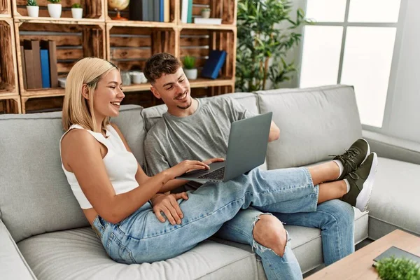 Jovem Casal Caucasiano Sorrindo Feliz Usando Laptop Sentado Sofá Casa — Fotografia de Stock