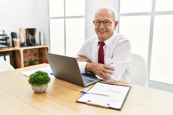 Homem Sênior Trabalhando Escritório Usando Computador Laptop Rosto Feliz Sorrindo — Fotografia de Stock