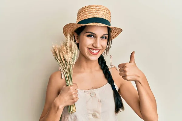 Jonge Latijns Amerikaanse Vrouw Draagt Zomerhoed Met Spijkertarwe Glimlachend Gelukkig — Stockfoto
