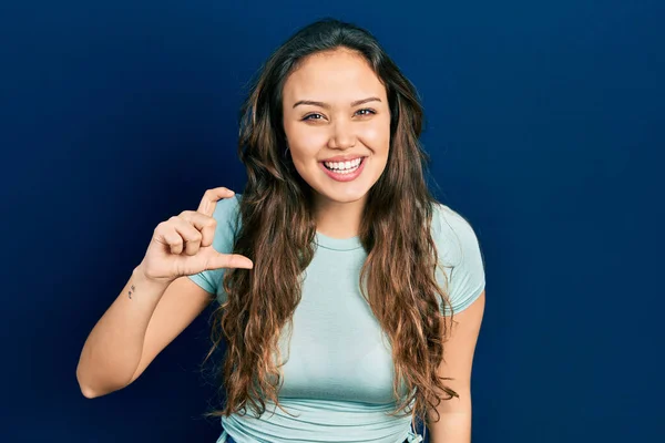 Jong Latijns Amerikaans Meisje Draagt Casual Kleding Glimlachend Zelfverzekerd Gebaar — Stockfoto