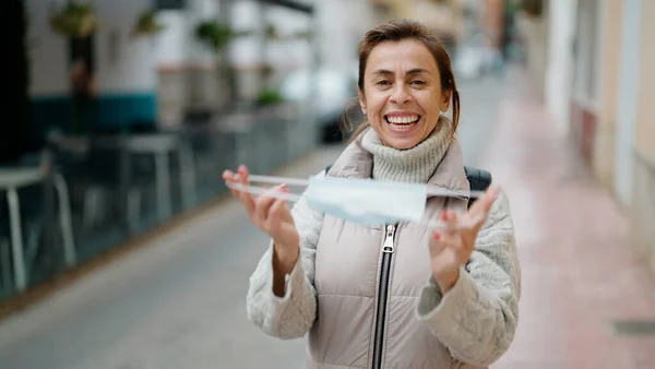 Middelbare Leeftijd Spaanse Vrouw Glimlachend Zelfverzekerd Met Medisch Masker Straat — Stockfoto