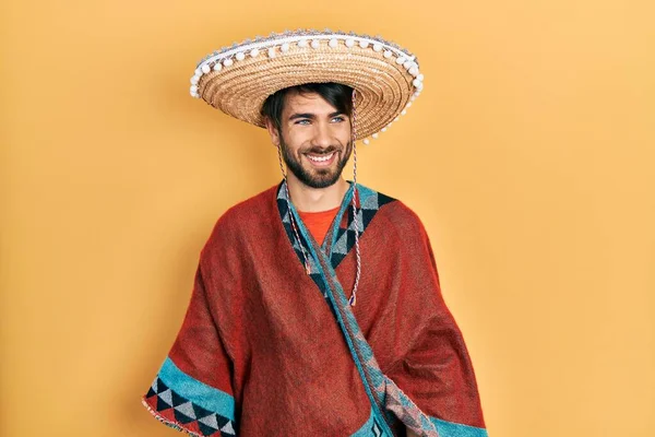 Homem Hispânico Jovem Segurando Chapéu Mexicano Olhando Para Lado Com — Fotografia de Stock