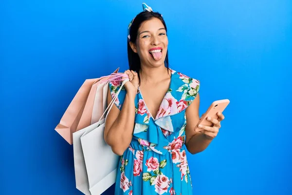 Junge Lateinamerikanische Frau Mit Einkaufstaschen Und Smartphone Die Die Zunge — Stockfoto
