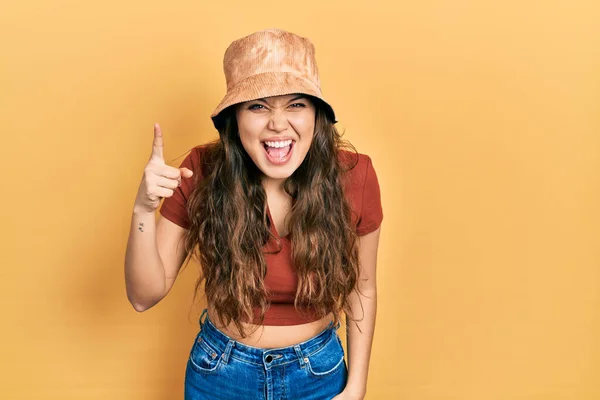 Joven Chica Hispana Con Ropa Casual Sombrero Señalando Con Dedo —  Fotos de Stock