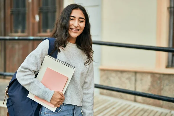 Mladý Středovýchodní Student Dívka Usměvavý Šťastný Držení Knihy Městě — Stock fotografie