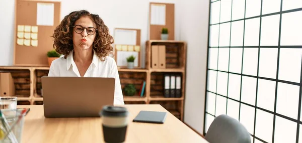 Een Latino Vrouw Van Middelbare Leeftijd Die Kantoor Werkt Met — Stockfoto