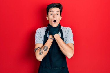 Önlük giymiş genç İspanyol adam boğularak can çekiştiği için bağırıyor ve boğuluyor. Sağlık problemi. Boğulma ve intihar konsepti. 