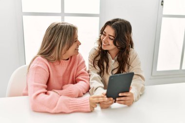 Evde dokunmatik ped kullanan mutlu bir çift..