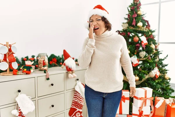 Középkorú Spanyol Áll Karácsonyfa Megérinti Száját Kézzel Fájdalmas Kifejezés Miatt — Stock Fotó