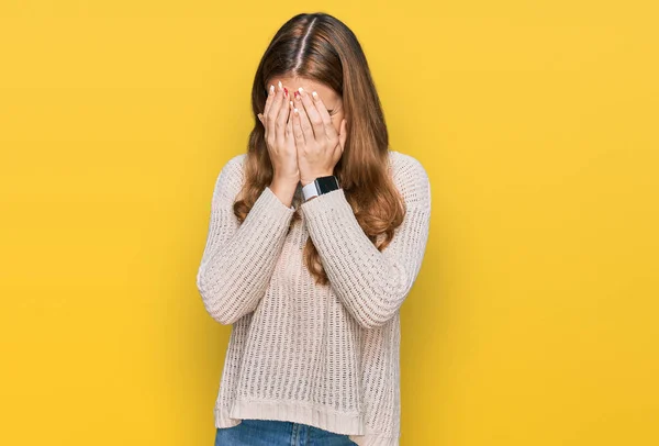 Mujer Rubia Joven Que Usa Ropa Casual Con Expresión Triste —  Fotos de Stock