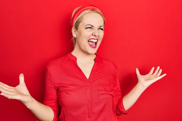 Jonge Blonde Vrouw Draagt Casual Rood Shirt Gek Gek Schreeuwen — Stockfoto