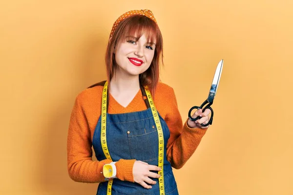 Kızıl Saçlı Genç Kadın Terzi Tasarımcı Atölye Önlüğü Giyip Elinde — Stok fotoğraf
