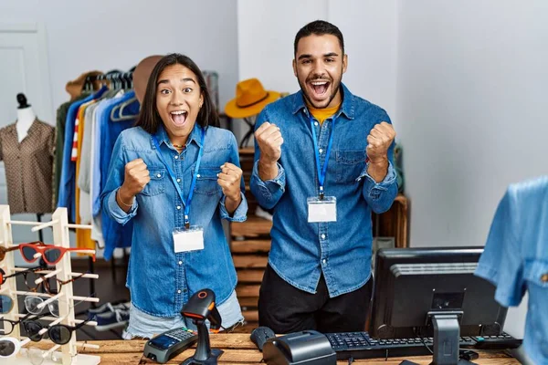 Jovens Inter Raciais Que Trabalham Boutique Varejo Comemorando Surpreso Surpreso — Fotografia de Stock