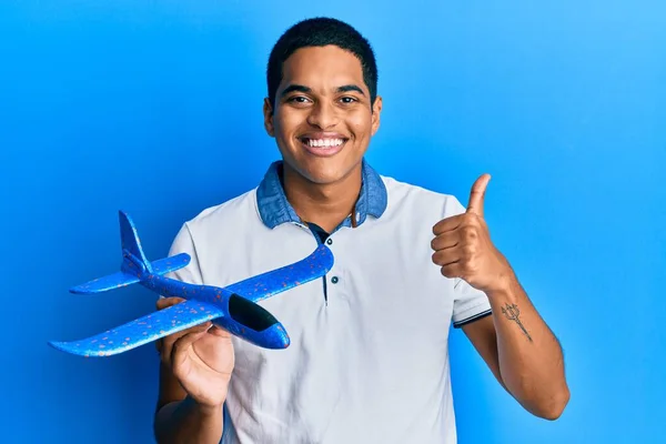 Ung Stilig Hispanic Man Håller Flygplan Leksak Ler Glad Och — Stockfoto